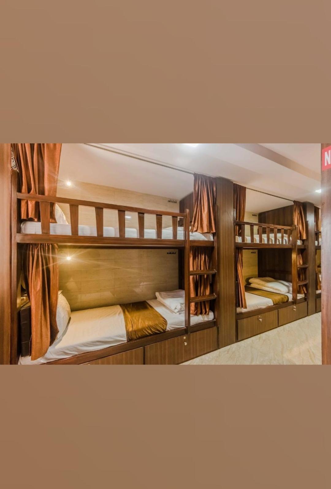 Awesome Dormitory Male Only 뭄바이 외부 사진