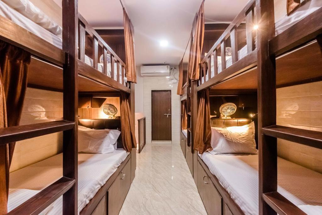 Awesome Dormitory Male Only 뭄바이 외부 사진